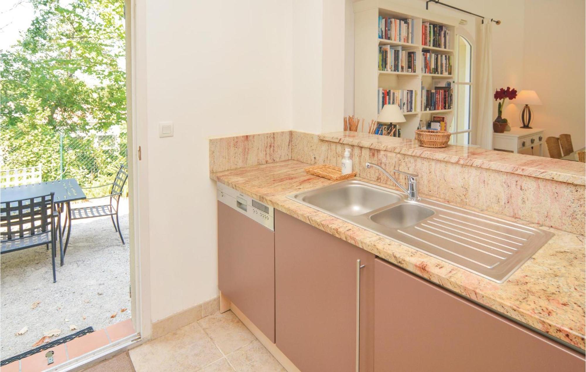 3 Bedroom Cozy Home In Saint Remy De Provence ภายนอก รูปภาพ